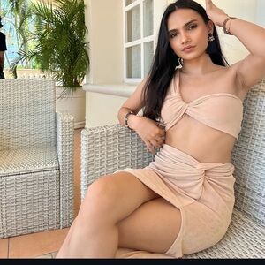 Selling the set. Only worn once